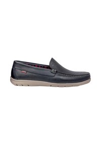 Scarpa slip-on in pelle nera con una texture liscia, suola beige e un rivestimento interno a scacchi rossi in contrasto. Dettagli di cucitura lungo il bordo e branding sottile.