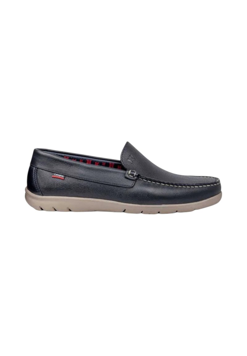 Scarpa slip-on in pelle nera con una texture liscia, suola beige e un rivestimento interno a scacchi rossi in contrasto. Dettagli di cucitura lungo il bordo e branding sottile.