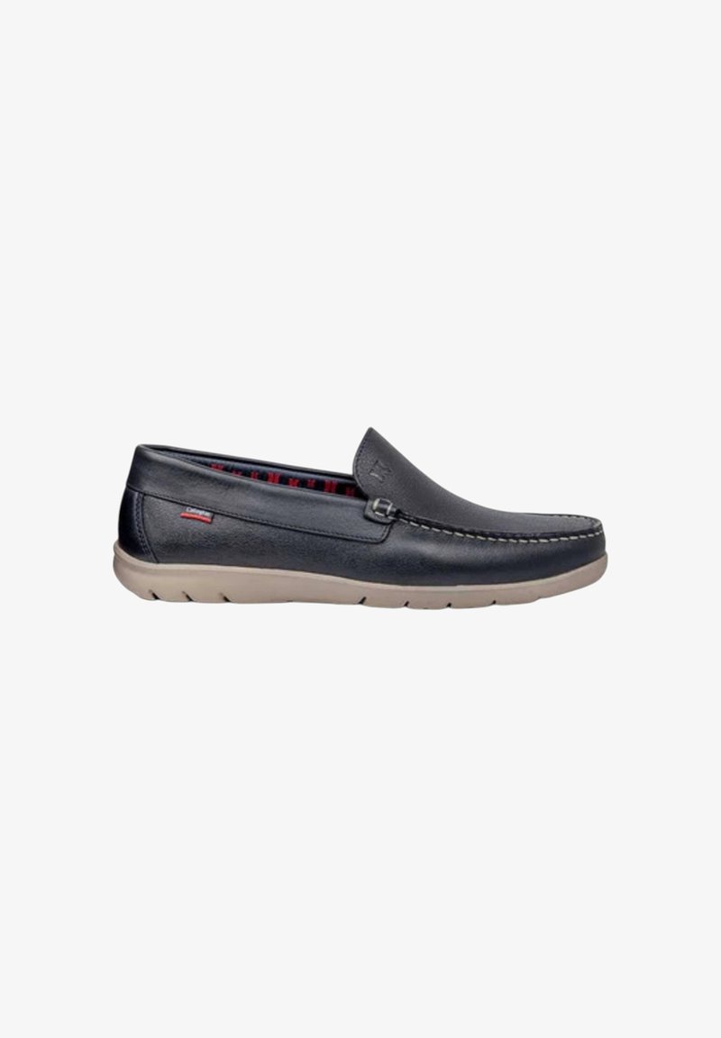 Scarpa slip-on in pelle nera con una texture liscia, suola beige e un rivestimento interno a scacchi rossi in contrasto. Dettagli di cucitura lungo il bordo e branding sottile.