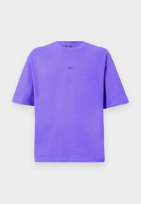 Purple short-sleeve t-shirt made of cotton, featuring a round neck and a small metallic logo detail on the front center.