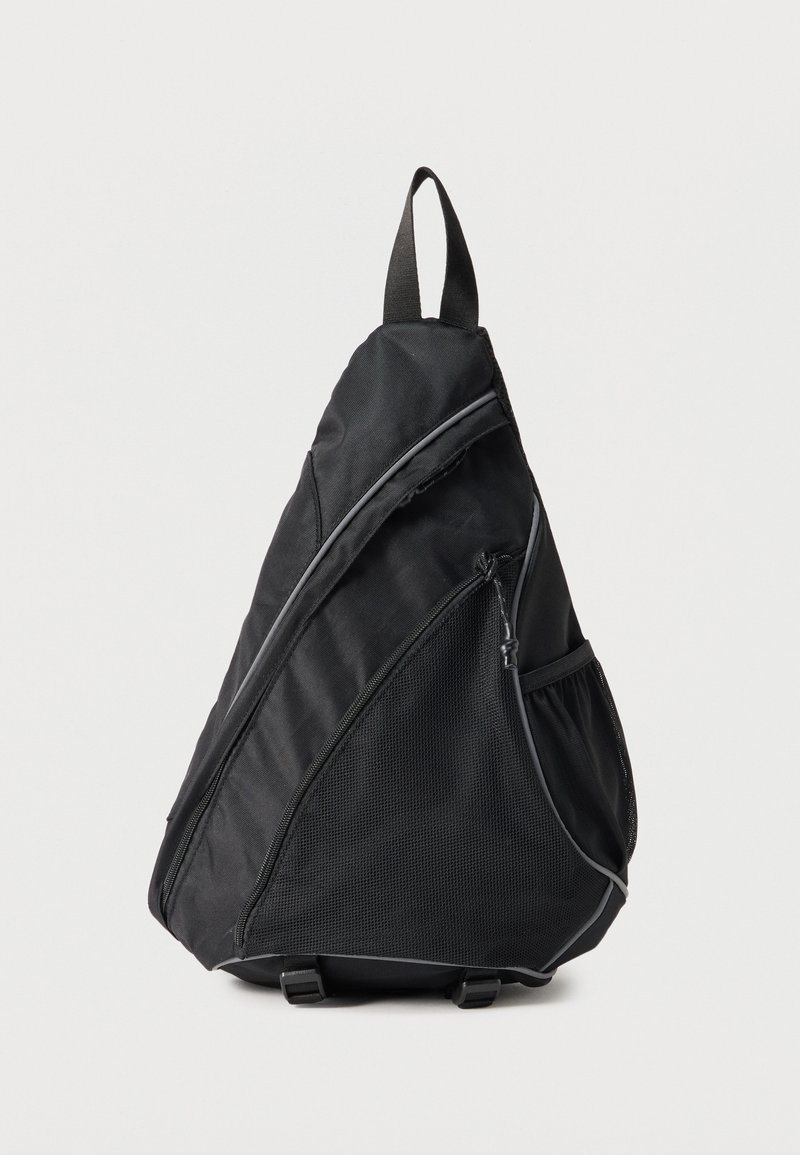 Μαύρο τριγωνικό σακίδιο ώμου με φερμουάρ στο μπροστινό τσεπάκι, δίχτυ στην πλαϊνή τσέπη και θηλιά μεταφοράς στο πάνω μέρος σε απλό φόντο.