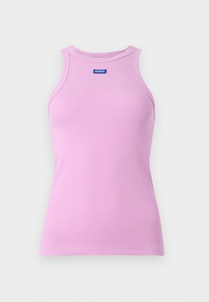 Rosa ribbet tanktopp med rund hals og HUGO-logo. Har en tettsittende design og er uten ermer, laget av mykt stoff.