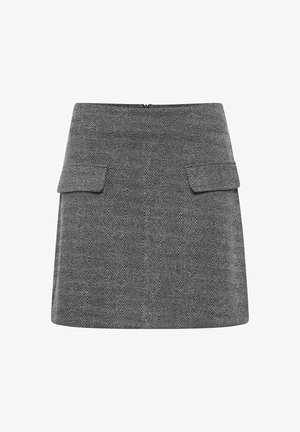 Falda de patrón espiga en blanco y negro, con dos bolsillos delanteros y una cremallera en la parte trasera. Corte recto, tejido texturizado.