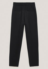 Zwarte broek met een elastische tailleband, rechte pijpen en twee achterzakken. Gemaakt van een gladde, lichte stof.