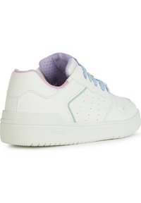 Zapatilla blanca de cuero con acentos en púrpura y azul claro. Presenta perforaciones, una suela de goma texturizada y un forro interior acolchado.