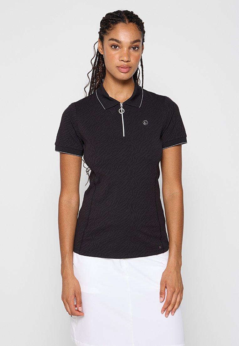 Polo noir avec un motif texturé, manches courtes, accents blancs et col zippé. Petit logo sur la poitrine gauche.
