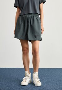 Nike Sportswear SHORT - Treniņtērpa apakšdaļas - anthracite