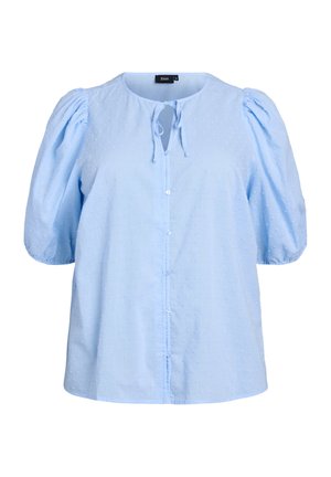 Blouse bleu clair à manches courtes avec des manches bouffantes, un col rond, une fermeture à boutons et des points texturés subtils sur tout le tissu.