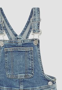 Denim bretels met verstelbare banden, een voorzak, zilveren hardware, lichtblauwe kleur en contrasterende stikdetails.