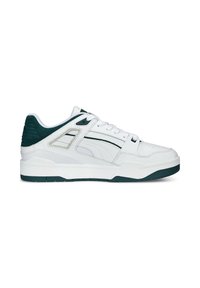Weiße Sneakers mit grünen Akzenten, aus Leder und Wildleder, im Low-Top-Design, mit strukturierten Seiten und kontrastierender Gummisohle.
