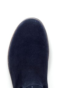 Bottines en cuir suédé bleu marine avec un bout arrondi, des détails cousus et une semelle en caoutchouc beige. Texture lisse avec une apparence douce.
