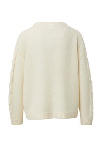 Kremowy, gruby sweter z dzianiny o szerokim dekolcie, opuszczonych ramionach i teksturowanym wzorze warkocza wzdłuż rękawów.