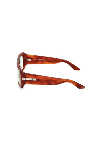 Gafas de sol de carey con montura rectangular, que presentan lentes verdes, acentos de metal pulido y un acabado texturizado en las varillas.