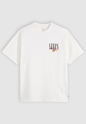 Fehér pamut póló kerek nyakkivágással és rövid ujjakkal, részleges logótervezéssel, színes felirattal a bal oldalon.