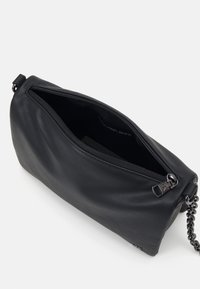 Černá kožená psaníčko s uzavíráním na zip a řetízkovým popruhem. Hladká textura a minimalistický design s logem uvnitř.