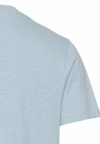 Lyseblå kortærmet t-shirt lavet af blødt stof. Har en rund halsudskæring og en subtil tekstur med en glat, ren finish.
