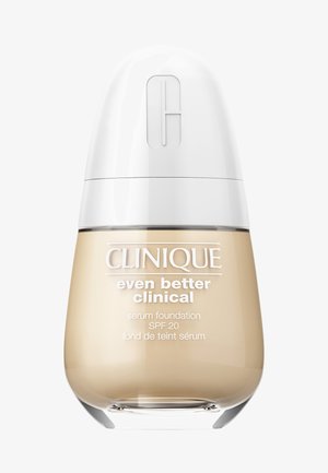 Clinique Even Better Clinical serum foundation i en klar glassflaske med hvit kork, har en glatt, rund form og kremfarge.