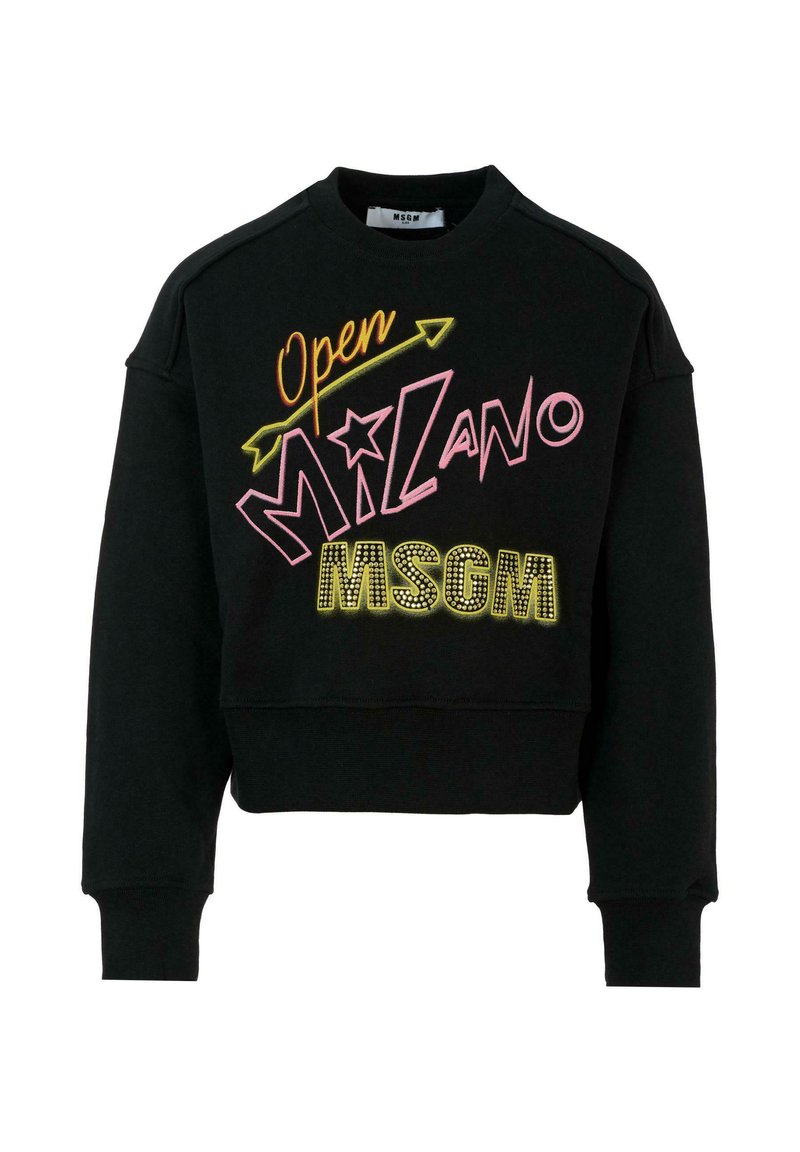 Felpa nera a cava con testo ricamato colorato: "Open Milano MSGM" e accessori decorativi. Dotata di scollo rotondo e maniche lunghe.