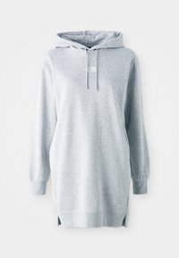Grijze hoodie jurk gemaakt van zachte stof, met een kangoeroezak, zijsplitten en een klein logo op de borst.
