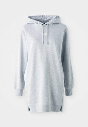 Grijze hoodie jurk gemaakt van zachte stof, met een kangoeroezak, zijsplitten en een klein logo op de borst.