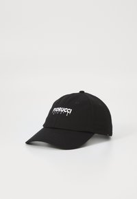 Čierna bavlnená čiapka s ohnutým krempou. Na prednej strane sa nachádza biele logo "Fiorucci" s efektom kvapkania. Nastaviteľný popruh na zadnej strane.
