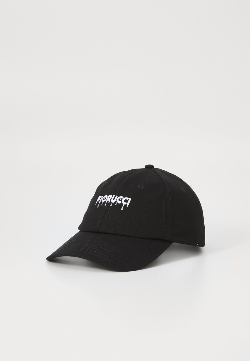 Čierna bavlnená čiapka s ohnutým krempou. Na prednej strane sa nachádza biele logo "Fiorucci" s efektom kvapkania. Nastaviteľný popruh na zadnej strane.