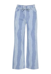 Pantalones de mezclilla azul claro con un diseño de pierna ancha y un patrón de rayas texturizadas. Cuenta con una cintura con cordón y un estilo clásico de cinco bolsillos.
