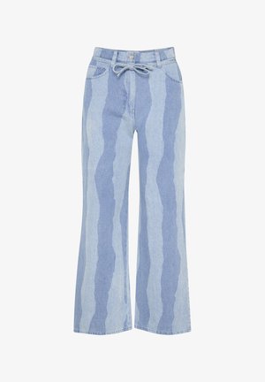 Pantaloni din denim de culoare albastru deschis, cu un design tip wide leg și un model texturat cu dungi. Au o talie cu șnur și un stil clasic cu cinci buzunare.