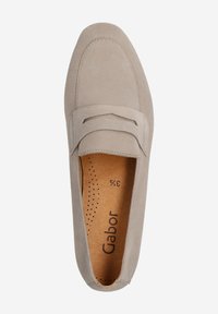 Mocassins en daim Gabor de couleur gris clair, avec une texture lisse, une forme classique, une semelle intérieure à motifs et un détail de bandeau décoratif sur le dessus. Taille 37.