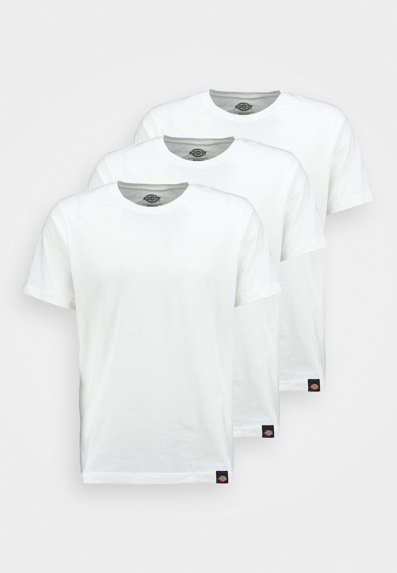 Tre ensfarvede hvide bomulds t-shirts med korte ærmer. Hver shirt har en rund halsudskæring og et lille sort logo mærke på venstre side.