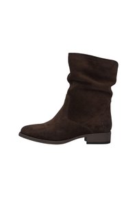 Bottine en suède marron avec un design décontracté, bout rond, petit talon bloc et logo en relief subtil sur le côté.