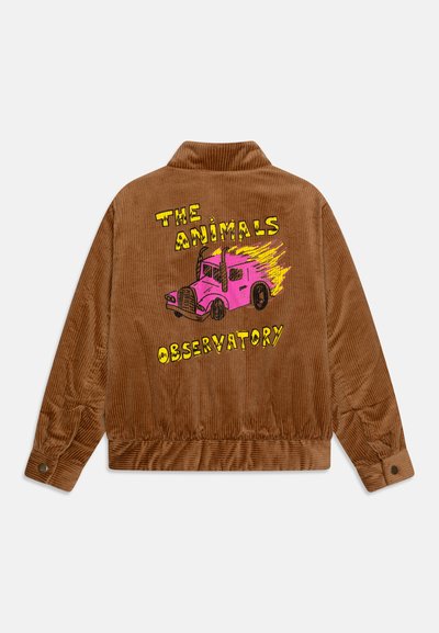 Brun kordfløyelsjakke med en fargerik grafikk av en rosa lastebil med flammer og teksten "THE ANIMALS OBSERVATORY" i fet gul.
