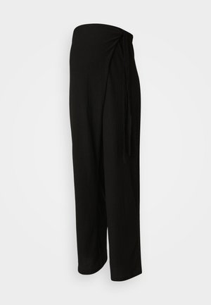 Zwarte, wijde broek gemaakt van een lichte, textuurstof; heeft een gewikkeld ontwerp en een gestrikte accent rond de taille.