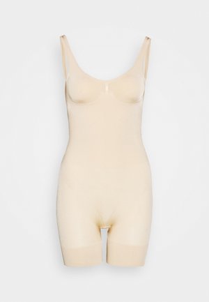 Beige bodysuit met een ronde halslijn en dunne schouders. Gladde textuur, aansluitende vorm en korte benen, ontworpen voor lagen.