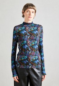 Langärmliges Oberteil aus schwarzem Stoff mit einem mehrfarbigen Federdesign, das einen hohen Kragen und eine figurbetonte Passform aufweist.
