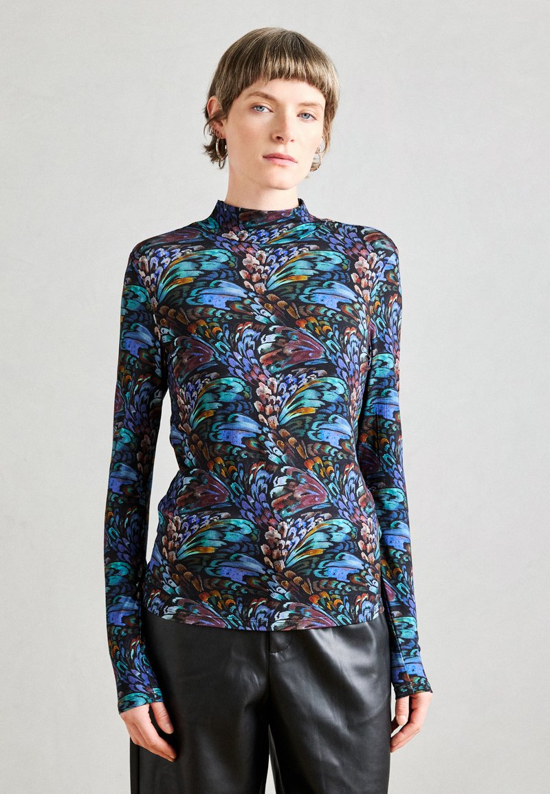 Langärmliges Oberteil aus schwarzem Stoff mit einem mehrfarbigen Federdesign, das einen hohen Kragen und eine figurbetonte Passform aufweist.