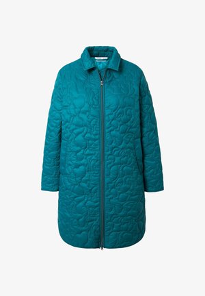 Manteau matelassé teal avec un col haut, fermeture éclair et ourlet arrondi. Présente un motif texturé et des manches longues. Design léger.