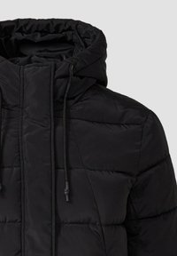 Schwarze gepolsterte Jacke mit hohem Kragen und verstellbaren Kordeln. Glatte Oberfläche mit gesteppten Abschnitten und versteckten Reißverschlüssen.