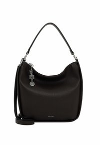 Sac à main en cuir noir avec une texture grainée, une silhouette courbée, des accents en métal argenté, une bandoulière ajustable et le logo de la marque sur le devant.