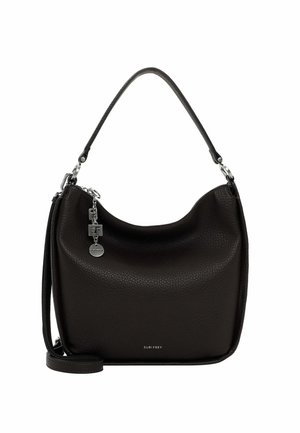 Sac à main en cuir noir avec une texture grainée, une silhouette courbée, des accents en métal argenté, une bandoulière ajustable et le logo de la marque sur le devant.