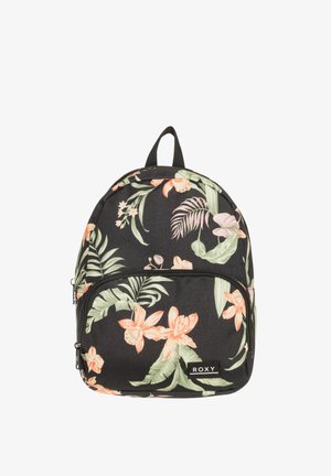 Zwarte stoffen rugzak met een bloemenpatroon in perzikkleurige en groene tinten, voorzien van een ritsvak aan de voorkant en een handvat bovenaan om te dragen.