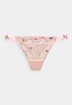 Pink gennemsigtig blonder -thong med broderede flerfarvede blomsterprint og bånd på siderne på en ensfarvet baggrund.