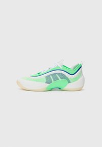 Zapatilla deportiva verde y blanca con parte superior de malla, acentos moldeados y suela translúcida. Presenta toques de detalles en azul y verde oscuro.