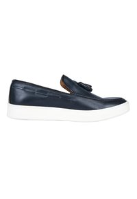 Scarpa slip-on in pelle blu navale con suola in gomma bianca. Presenta una punta arrotondata e un nastro decorativo sulla parte anteriore. Texture liscia.