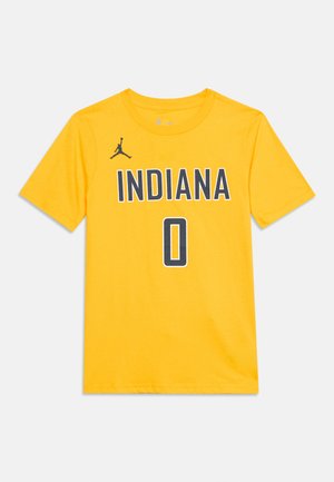 Maglietta sportiva gialla a maniche corte con la scritta "INDIANA" e il numero 0 in grassetto nero, con un logo Jumpman nero sul petto in alto a sinistra.