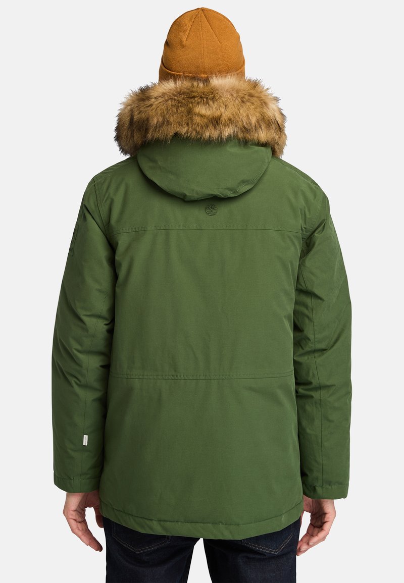 Parka verde con cappuccio foderato in faux fur, dotata di chiusura a bottoni e zip, e con una texture di tessuto liscia. Progettata per il calore.