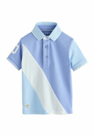 Gaiši zils polo krekls ar diagonālu baltu un tumšāku zilu dizainu. Kokvilnas audums, trīs pogu aizdare un īsām piedurknēm. Mazs logotipa elements uz piedurknes.