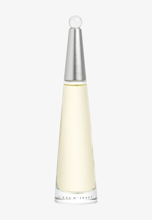 Parfümflasche mit einem konischen Glasfuß und silberner Metallkappe, die mit einer klaren Kugel bedeckt ist. Die Flüssigkeit im Inneren hat eine blassgelbe Farbe.