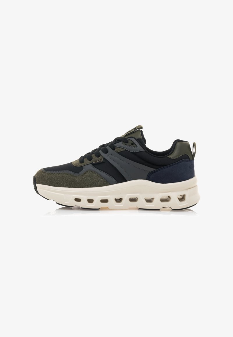 Zapatillas con una parte superior de malla negra y gamuza verde oliva, que presentan una suela intermedia blanca gruesa con recortes y un sistema de cordones ajustable.