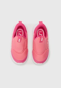 Zapatillas rosas sin cordones hechas de tela suave, con un collar acolchado, que cuentan con una suela blanca y sutiles acentos de logotipo en el talón.